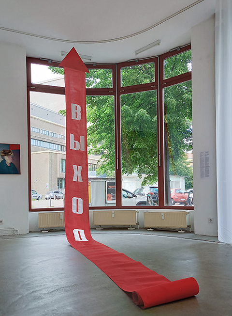 Kunstpfeil_105 (Die Bruderschaft der neuen Holzköpfe) – Foto Hannes Kater