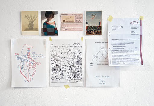 Analoge Bildersammlung von Hannes Kater an der Wand beim Computer-Arbeitsplatz