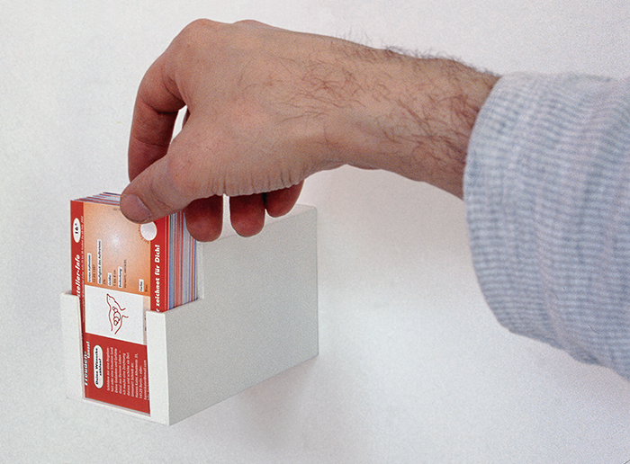 Hannes Kater: bestückter Auftragskartenhalter an Wand (Kunstverein Hannover, 2001)