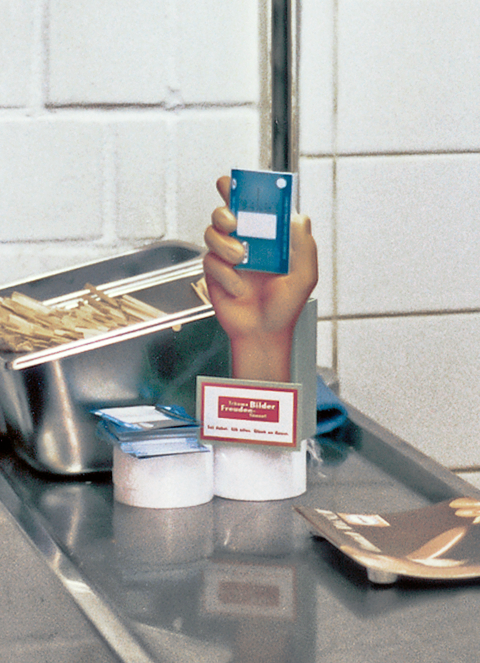 Hannes Katers Winkehand als Werbemittel für seine Auftragskärtchen in der Cafeteria der Kunsthochschule Braunschweig 1997